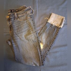 Hollister Junior's Low Rise Distressed Cropped Blue Jean Legging -  7 Regular